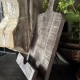 Donkere houten boekenstandaard